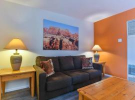 Charming 2 Bedroom Near Downtown - Rose Tree 1, hytte i Moab