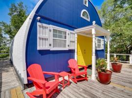 Charming Bay St Louis Home Deck, on Canal!, rumah percutian di Shoreline Park