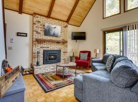 Howard Cabin Rental about 3 Mi to Apple Valley Lake!, dovolenkový dom v destinácii Mount Vernon