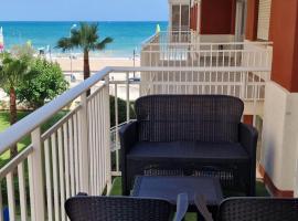 Perfect direct beach access, отель в Беникасиме