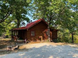 Cozy Cabin at Bear Mountain Log Cabins, hotel in Eureka Springs