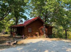 Cozy Cabin at Bear Mountain Log Cabins, cabaña o casa de campo en Eureka Springs