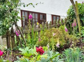 Delightful Devon Cottage, guest house in East Budleigh