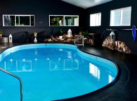 Sierra Blue Hotel & Swim Club, отель в городе Биг-Бэр-Лейк