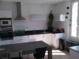 Maison avec jardin- Cholet - 20 mn du puy du fou, hotel din Cholet