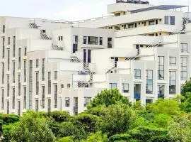Secure 1 bedroom + lounge & 24hr cafeteria service