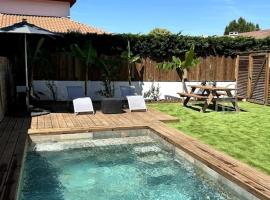 Logement avec piscine privée chauffée, family hotel in Biarritz