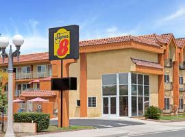 Super 8 by Wyndham Cypress Buena Park Area, hotel en Cypress