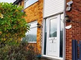 Superb 4 Bed 4 Bath House Right by Luton Airport