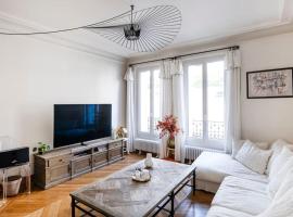Charmant Appartement avec Jardin, family hotel in Suresnes