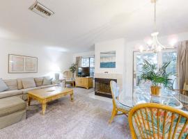 Two-story townhome with fast WiFi & pool - steps from the beach, hotel in American Beach