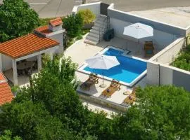 Villa Ella - swimming pool, garden, baby friendly