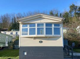 Wonderful 2 bedroom mobile home, hotell med basseng i Aberystwyth