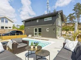Amazing Home In F&aelig;rvik With Wifi, hotel com piscina em F&aelig;rvik