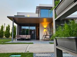 Modern Steel & Glass Smart house with home cinema, feriebolig i Nea Plagia