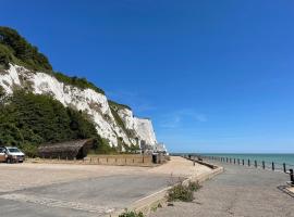 Peaceful holiday home on a park on the Kent Coast, hotel with parking in St Margarets at Cliff