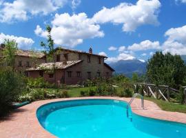 Casale con vista sui Monti Sibillini e piscina, hôtel à Amandola