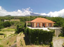 Le Vigne - Villa overlooking Etna, villa ad Adrano