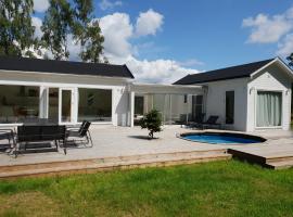 The Black and White cabin with Spa bath, chalet a Västra Torup