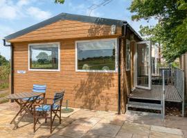 Langston Farm Chalet, holiday home in Shillingstone