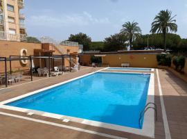 Apartamento frente al mar con piscina, hotel z bazenom v mestu Malgrat de Mar