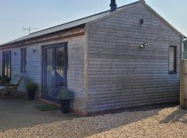 Adorable 1 bed log cabin with log burner, hotel in Frome