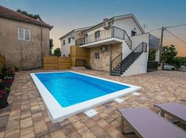 Holiday Home Sofia, hotel with pools in Benkovac
