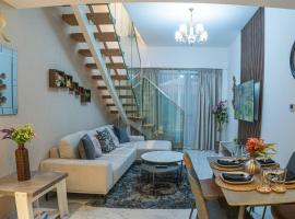 Darkwood Haven - Luxe 2BR Duplex Stay in Oasis, Near Masdar City, hotel en Abu Dabi