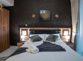 Darkwood Haven - Luxe 2BR Duplex Stay in Oasis, Near Masdar City