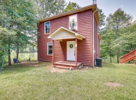 Double Springs Cabin Stay with Deck and Shared Dock!, Hotel in Double Springs