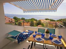 Riviera blue Apartments with beautiful seaview, whirlpool and parking near Opatija, מלון בOpric