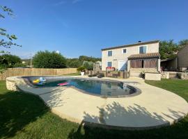 Villa individuelle avec piscine privée proche du Ventoux, hotel with parking in Blauvac