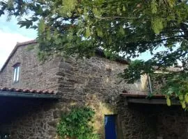 Casa rural de piedra en una aldea tranquila de Zas