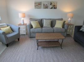 Steps from the Gulf of Mexico, hotel u gradu 'Holmes Beach'