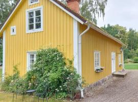 Trevligt eget hus med kakelugn i lantlig miljö, хотел в Vikingstad