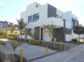 Hermosa Casa en Orilla del lago -Zona de villedos-, villa in San Cristóbal Zapotitlán