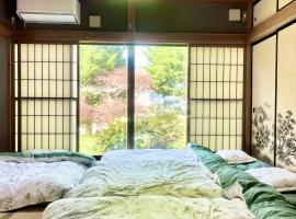 T&T Fujiyama Guest House: Fujiyoshida şehrinde bir Oda ve Kahvaltı