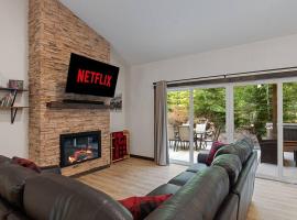 Luxe Mt. Rainier Lodge w/ Hot Tub-AC-Game Room, brunarica v mestu Ashford