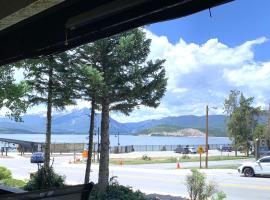 Mountain luxury on Lake Dillon, close to all the best ski resorts in Colorado!, hotel din Dillon