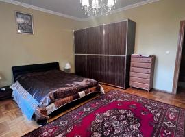 Spacious rooms in peaceful Jelgava area: Jelgava, Stacija Cena yakınında bir otel