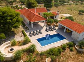 Luxury Villa Nature with heated private pool, sauna & fire pit, viešbutis mieste Milna