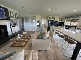 Serenity by the Sea Cottage in Apollo Bay with Jacuzzi، بيت عطلات في Marengo