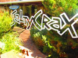 Saltycrax Backpackers and Surf Hostel by CURIOCITY, hotel di Bloubergstrand