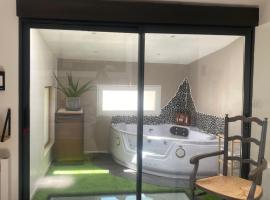 Maison de village avec jacuzzi, hotel i Estoublon