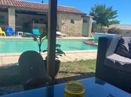 Chambre avec accès piscine, hotel din Alba-la-Romaine