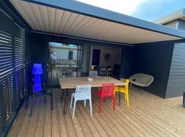 Cottage "SANS SOUCI" chaleureux à 150m de la plage, apartmanház Jullouville-les-Pins-ben