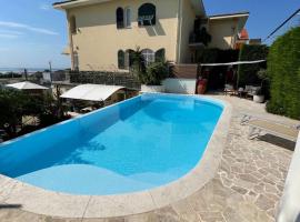 Casa Milena elegante dimora con piscina privata, aluguel de temporada em Albissola Marina