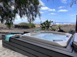 Cosy finca, sea views, jacuzzi, vil·la a La Asomada