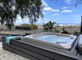 Cosy finca, sea views, jacuzzi