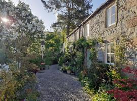 Gorgeous romantic cosy cottage retreat with views, hotel in Winster